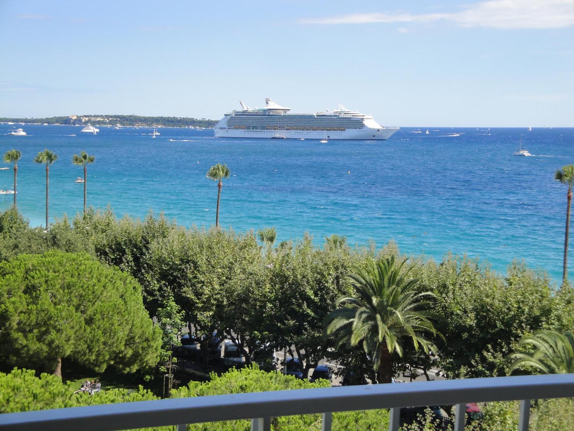 Superbe Vue A 50 Metres Des Plages Cannes